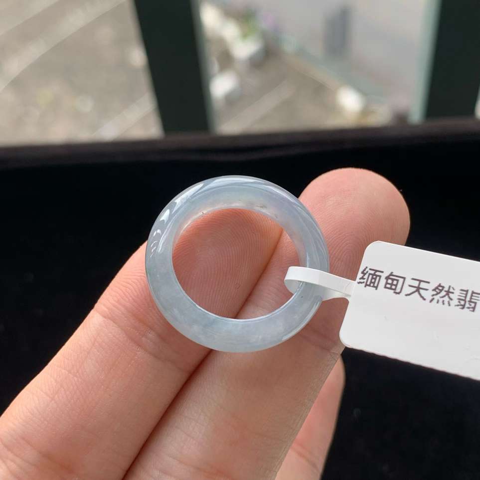A货天然翡翠冰糯种紫罗兰戒指17号重量4.14g
5月30日