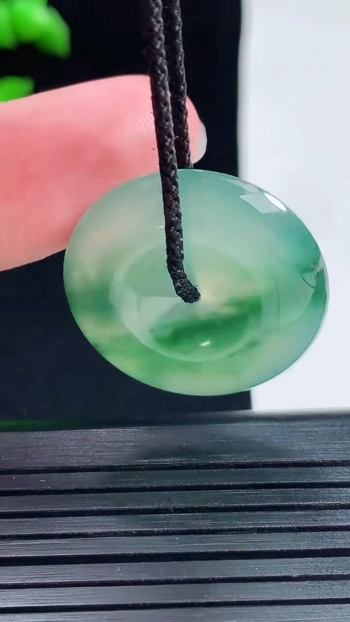 天然A货翡翠冰种飘花平安扣吊坠，尺寸25.6-5.2重量:7.49g
5月30日