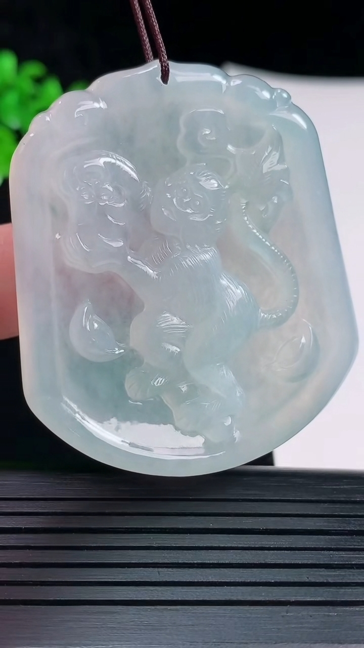 天然A货翡翠生肖猴吊坠，尺寸52.2-44.5-5.8重量:25.31g
5月30日