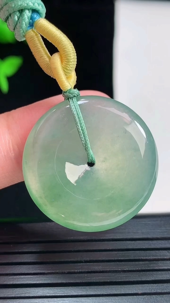 天然A货翡翠平安扣吊坠，尺寸27-5重量:10.11g
5月30日