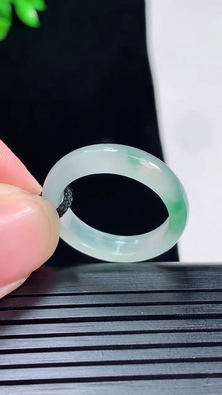 天然A货翡翠飘花玉指环 戒指，尺寸18.5-5-3重量:2.77g2026年5月30日
工厂直销收藏佳品,种好水足，色泽均匀，有种有色，上手高大气！