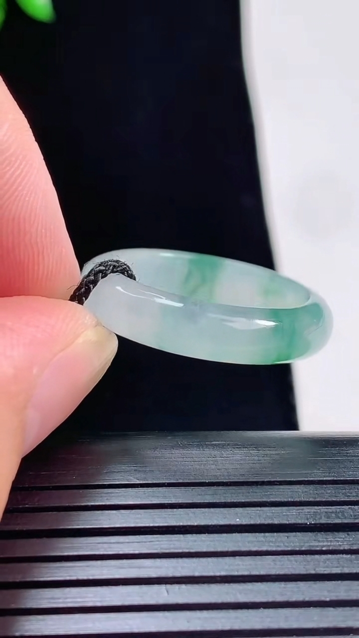 天然A货翡翠冰种飘花玉指环 戒指，尺寸19.5-5-3重量:3.18g2026年5月30日
工厂直销收藏佳品,种好水足，色泽均匀，有种有色，上手高大气！