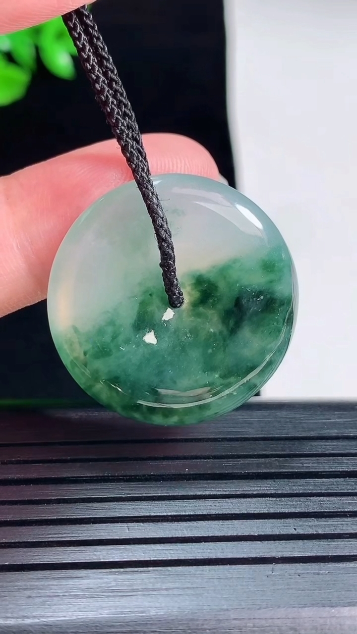 天然A货翡翠冰种飘花平安扣吊坠，尺寸27.2-5重量:7.96g
5月30日