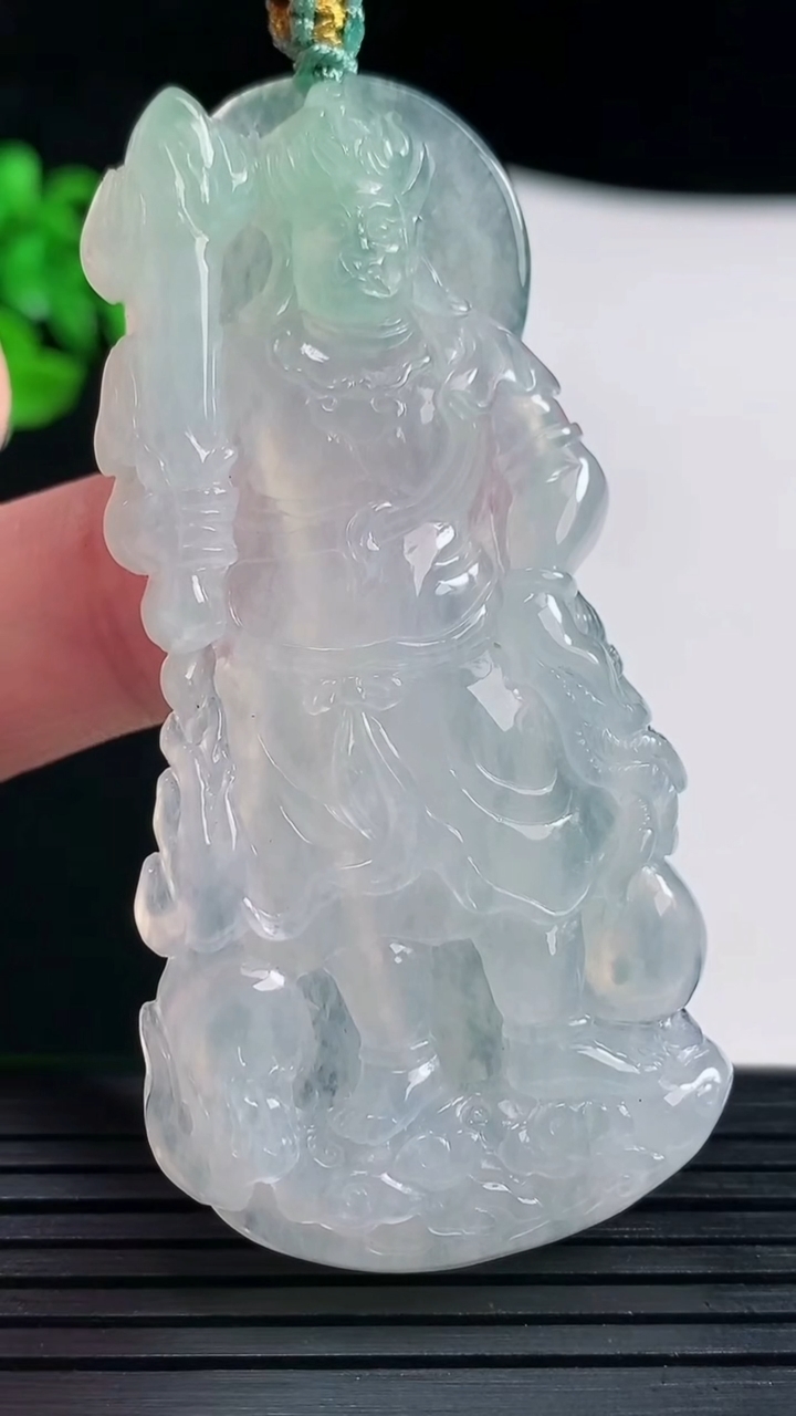 天然A货翡翠不动明王吊坠，尺寸62-32-5.6重量:22.27g
5月30日
