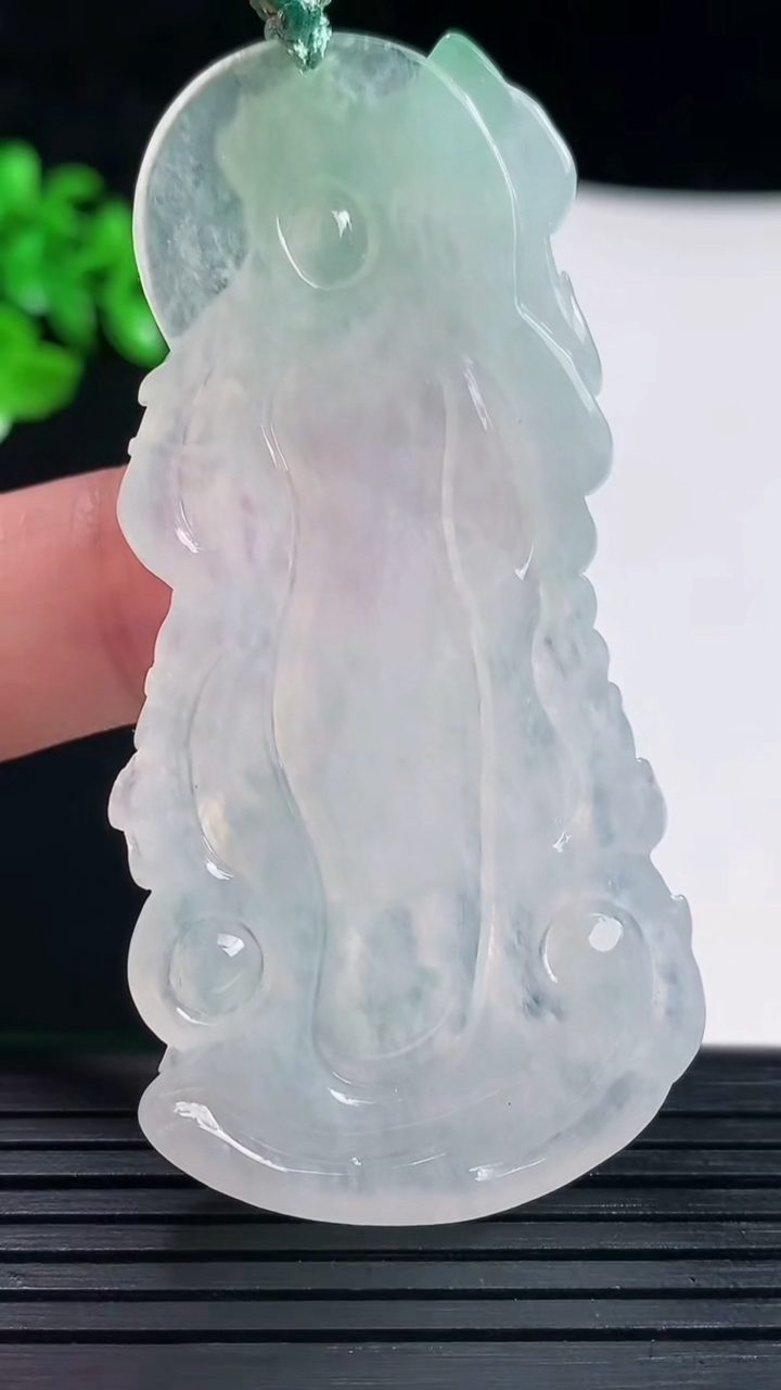 天然A货翡翠不动明王吊坠，尺寸62-32-5.6重量:22.27g
5月30日