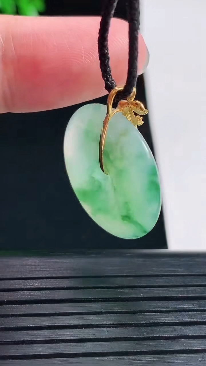 天然A货翡翠种飘花平安扣吊坠，尺寸27.5-23.6-4.5重量:5.55g
5月30日