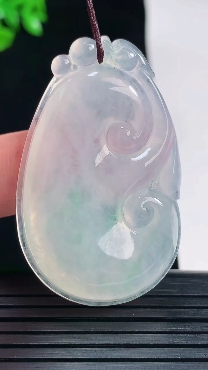 天然A货翡翠如意吊坠，尺寸45.5-28-6重量:13.64g
5月30日