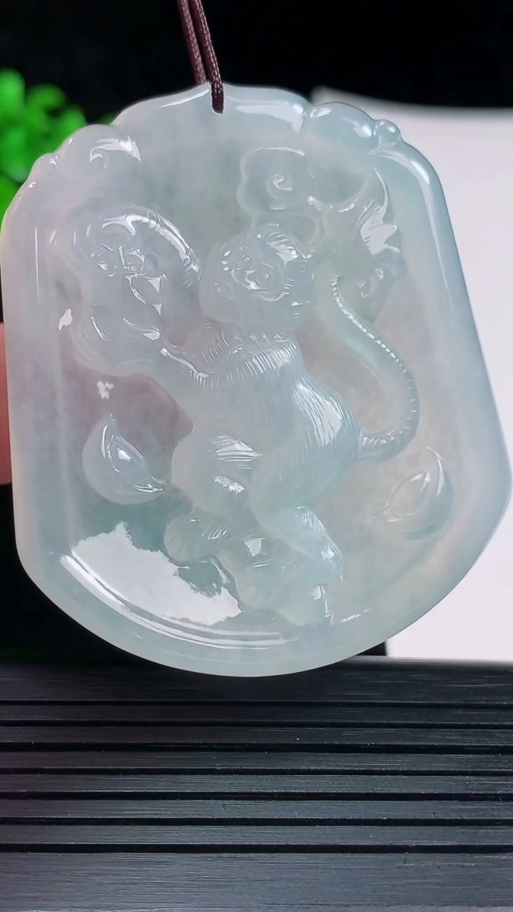 天然A货翡翠生肖猴吊坠，尺寸52.2-44.5-5.8重量:25.31g
5月30日