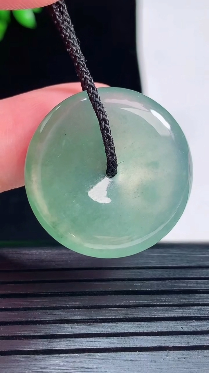 天然A货翡翠平安扣吊坠，尺寸27-4.6重量:7.51g
5月30日