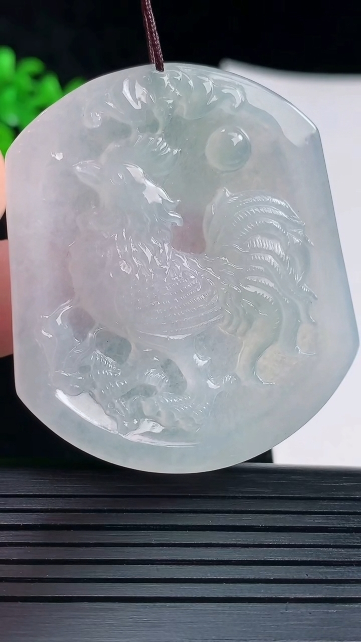 天然A货翡翠生肖鸡吊坠，尺寸51-44-4重量:21.67g
5月30日