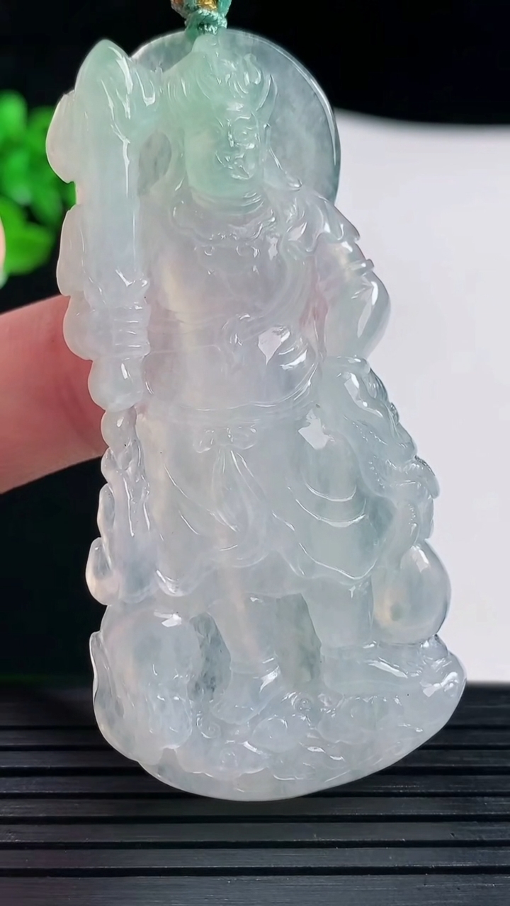 天然A货翡翠不动明王吊坠，尺寸62-32-5.6重量:22.27g
5月30日