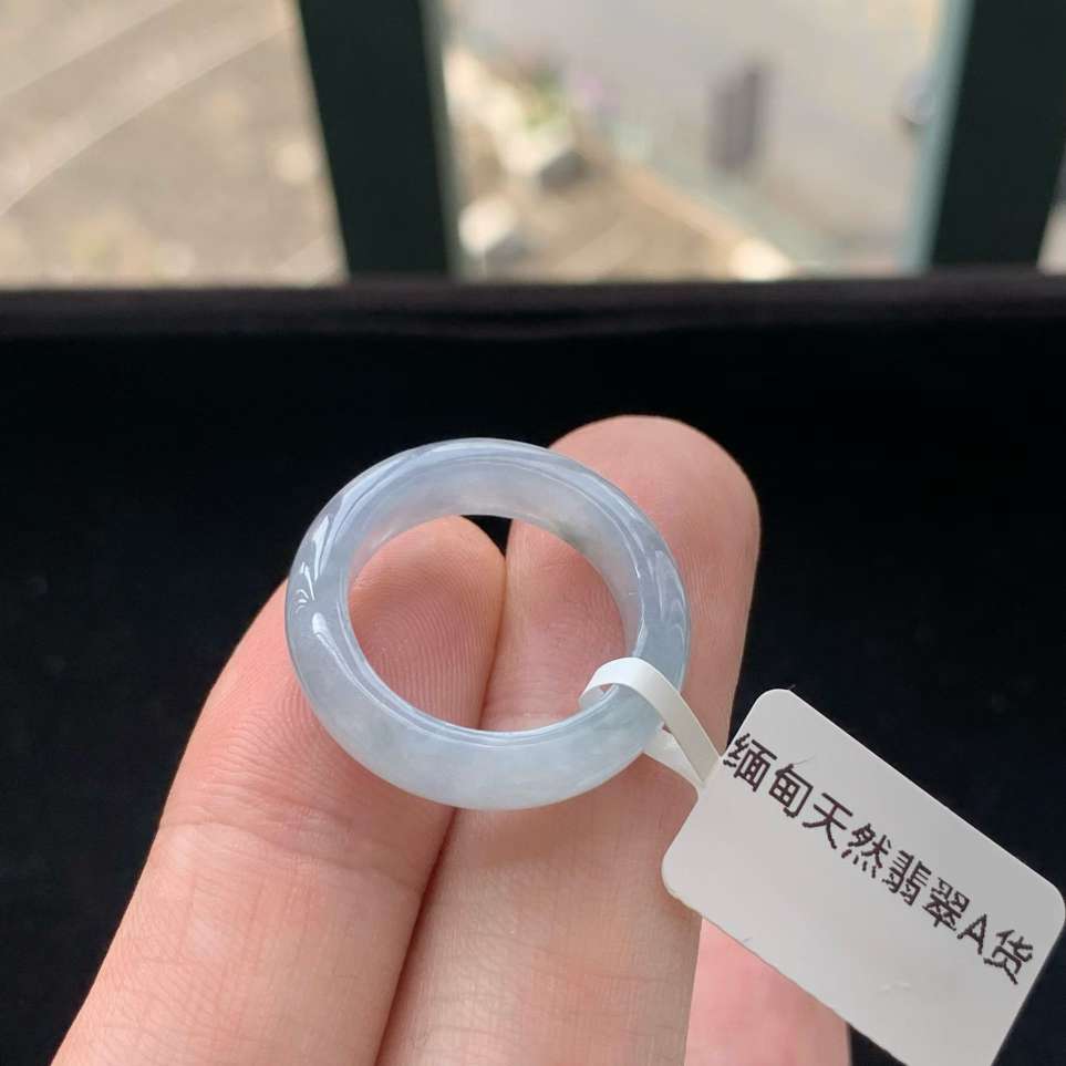 A货天然翡翠冰糯种紫罗兰戒指17号重量4.08g
5月30日