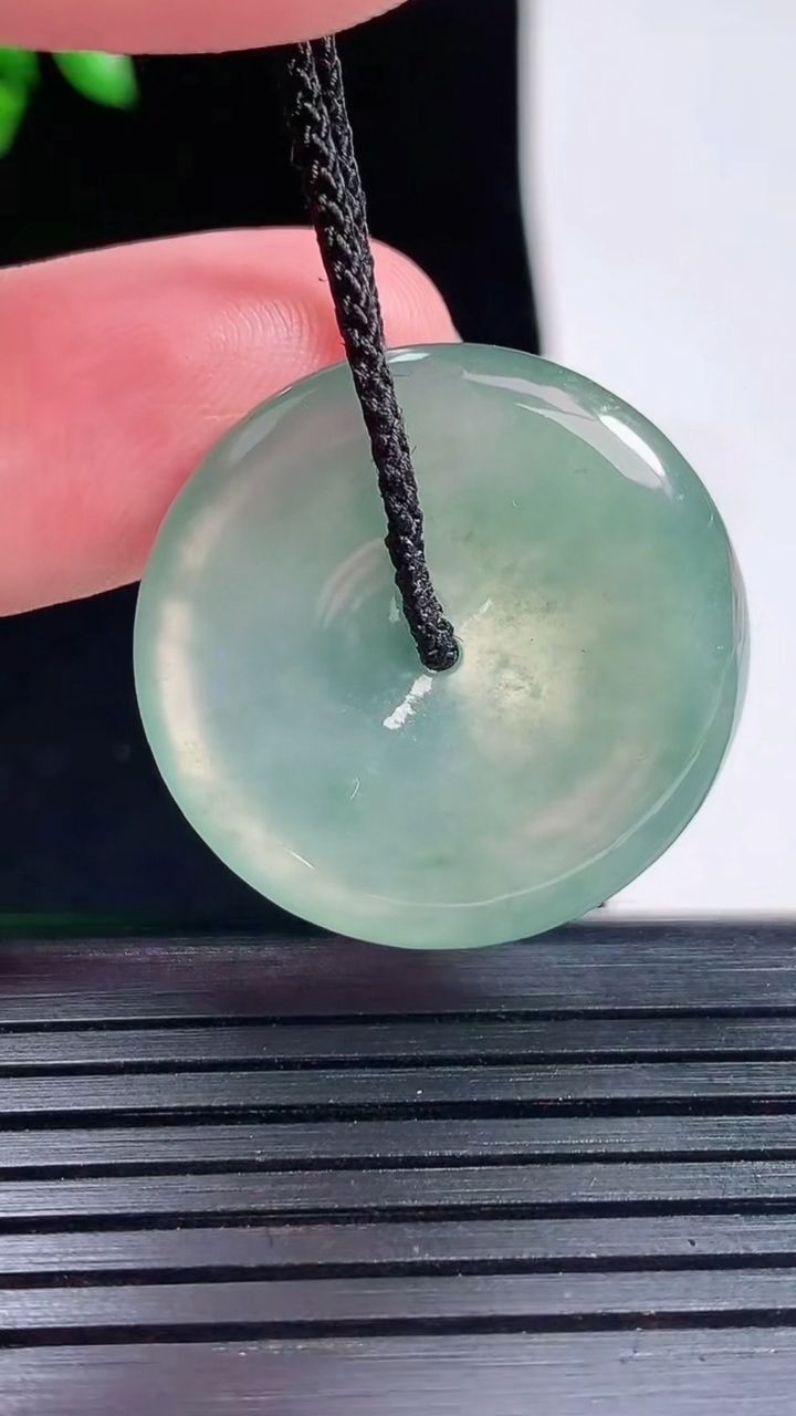 天然A货翡翠平安扣吊坠，尺寸27-4.6重量:7.51g
5月30日