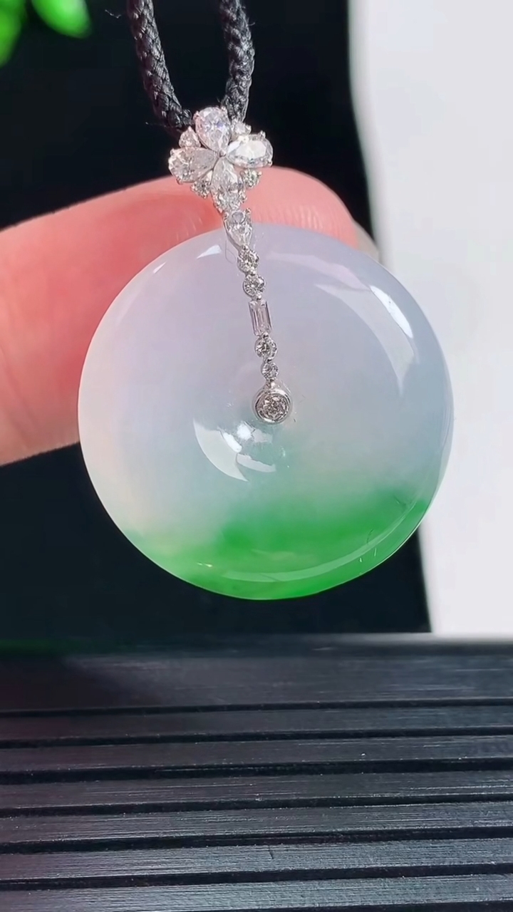 天然A货翡翠平安扣吊坠，尺寸30-23-5重量:5.72g
5月30日