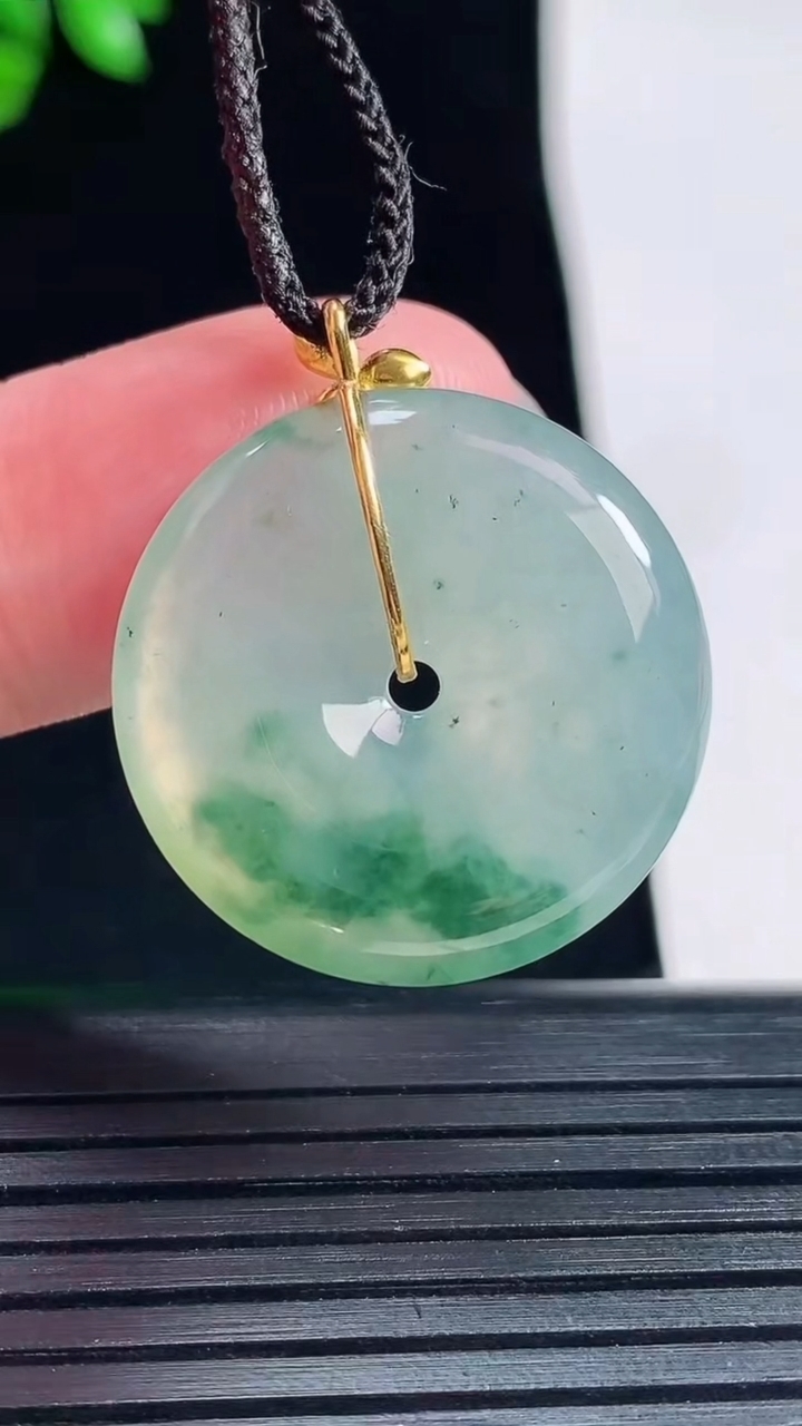 天然A货翡翠18k金飘花平安扣吊坠，尺寸28-24-5重量:6.19g
5月30日