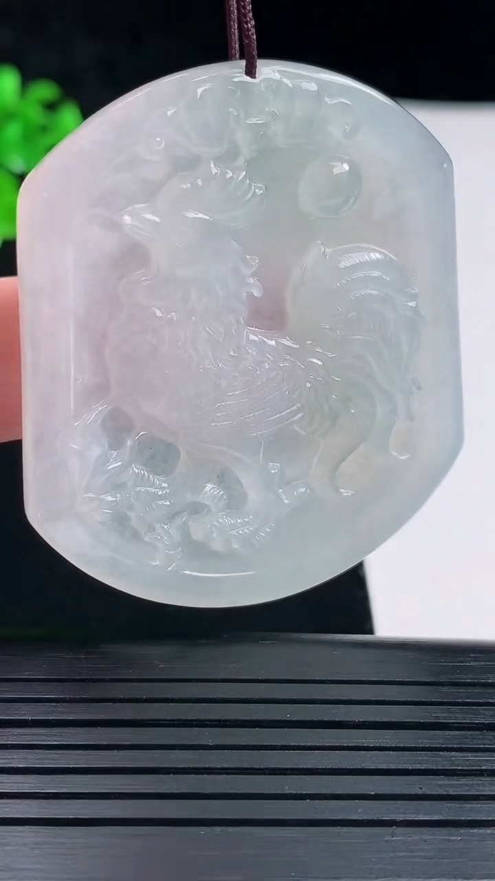 天然A货翡翠生肖鸡吊坠，尺寸51-44-4重量:21.67g
5月30日