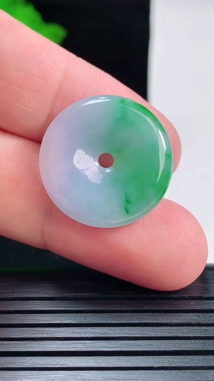 天然A货翡翠平安扣吊坠，尺寸22-4.2重量:4.46g
5月30日