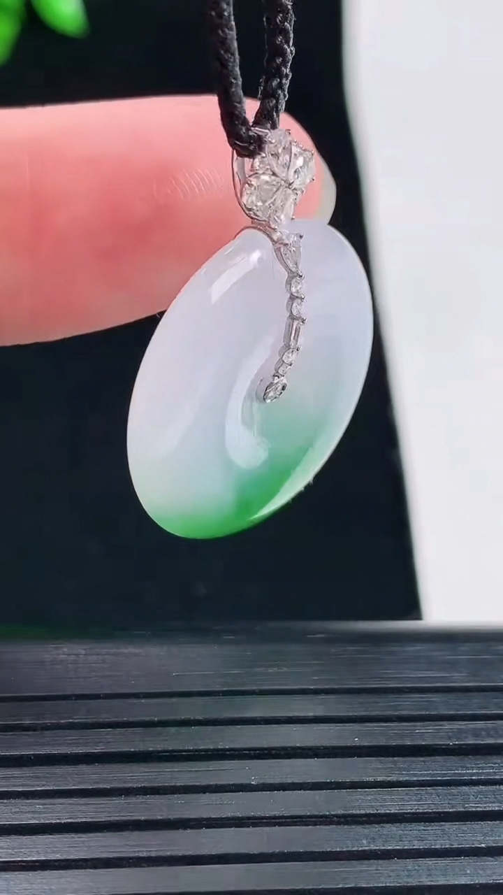 天然A货翡翠平安扣吊坠，尺寸30-23-5重量:5.72g
5月30日