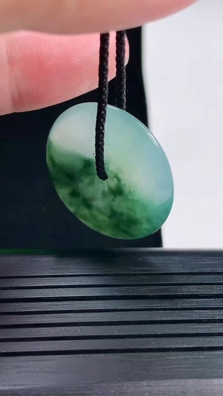 天然A货翡翠冰种飘花平安扣吊坠，尺寸27.2-5重量:7.96g
5月30日