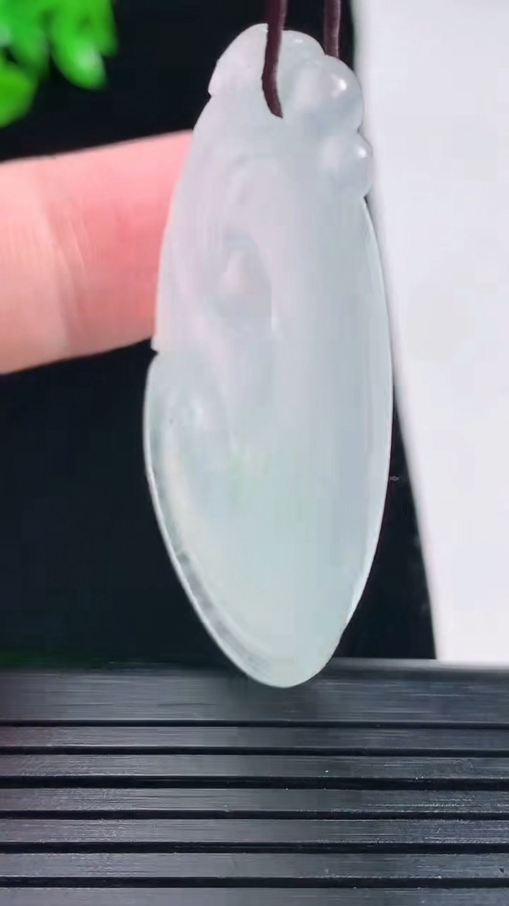 天然A货翡翠如意吊坠，尺寸45.5-28-6重量:13.64g
5月30日