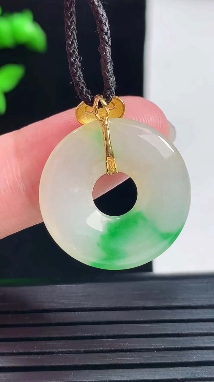 天然A货翡翠平安环吊坠，尺寸26-22.5-3.6重量:3.60g
5月30日