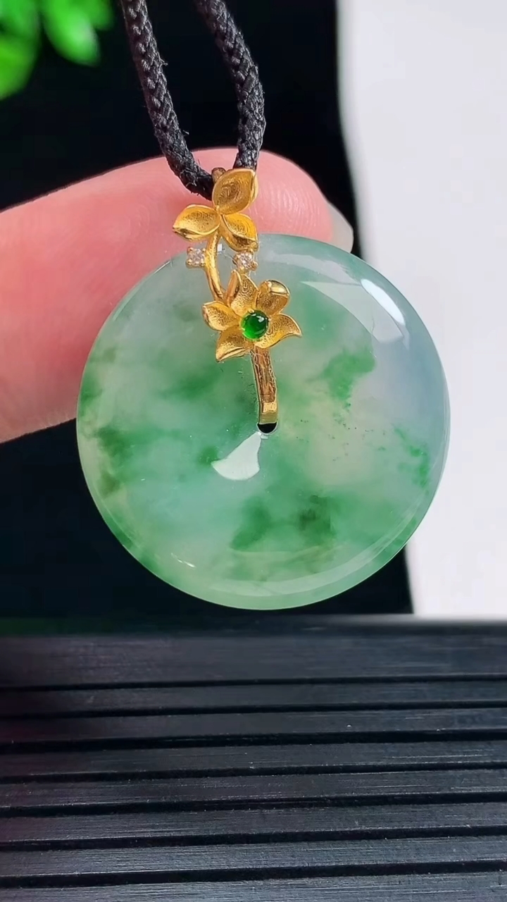 天然A货翡翠种飘花平安扣吊坠，尺寸27.5-23.6-4.5重量:5.55g
5月30日