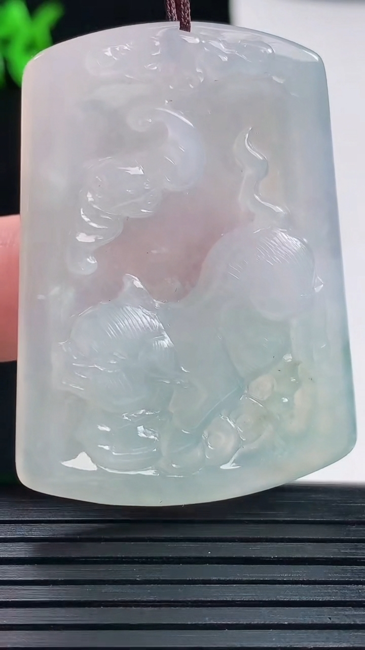 天然A货翡翠生肖猪吊坠，尺寸47-35-5.5重量:17.50g
5月30日
