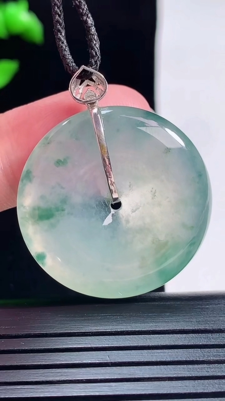天然A货翡翠种飘花平安扣吊坠，尺寸35.6-29.6-5重量:9.52g
5月30日