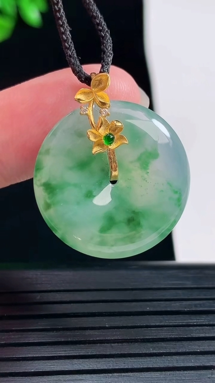 天然A货翡翠种飘花平安扣吊坠，尺寸27.5-23.6-4.5重量:5.55g
5月30日