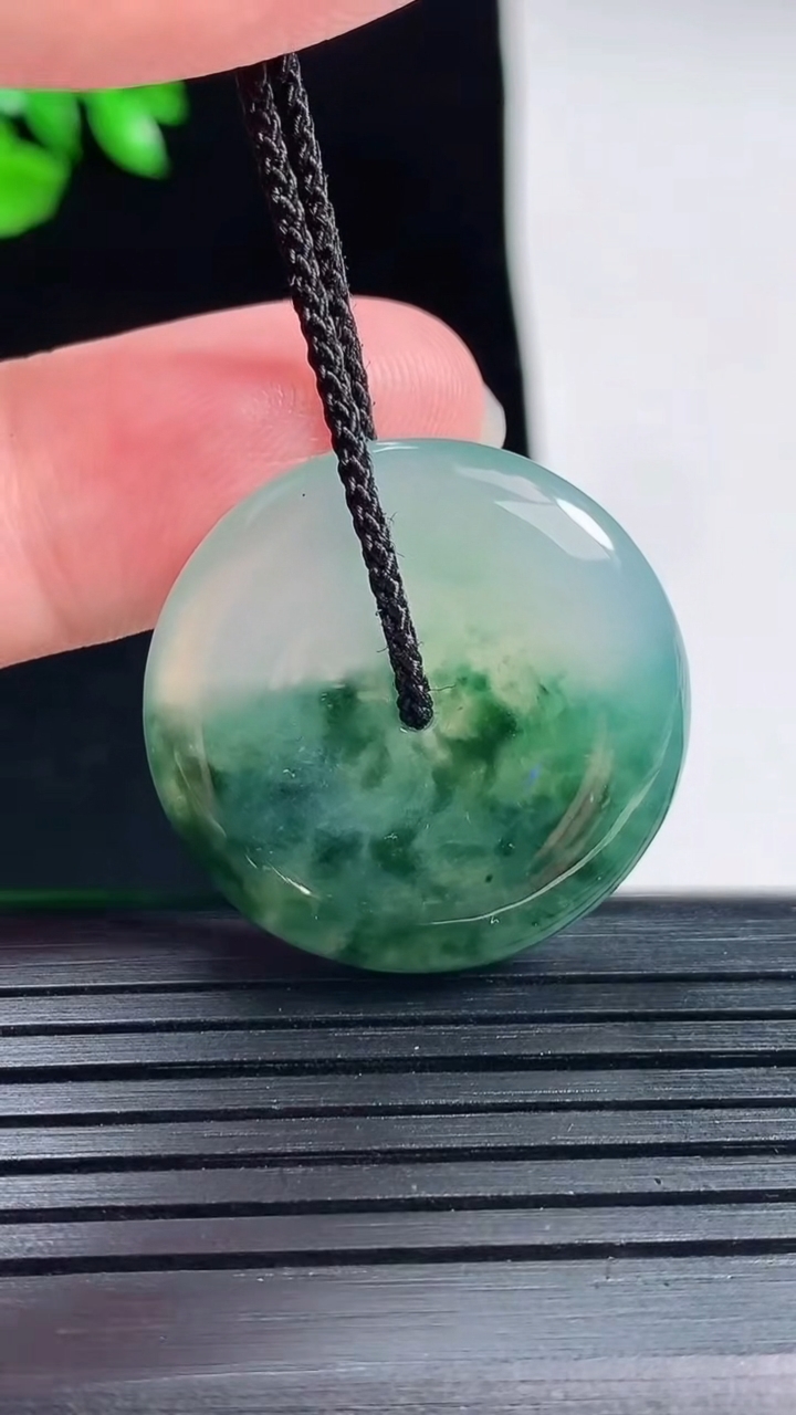天然A货翡翠冰种飘花平安扣吊坠，尺寸27.2-5重量:7.96g
5月30日