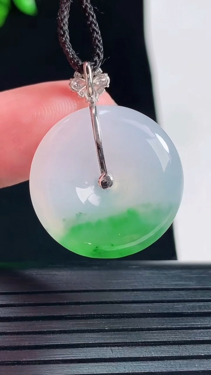 天然A货翡翠平安扣吊坠，尺寸30-23-5重量:5.72g
5月30日