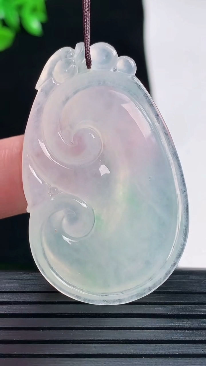 天然A货翡翠如意吊坠，尺寸45.5-28-6重量:13.64g
5月30日