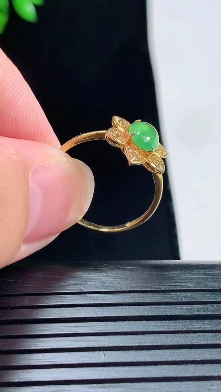 天然A货翡翠蛋面戒指，尺寸17.8-7-5-4.6重量:1.34g2026年5月30日
工厂直销收藏佳品,种好水足，色泽均匀，有种有色，上手高大气！