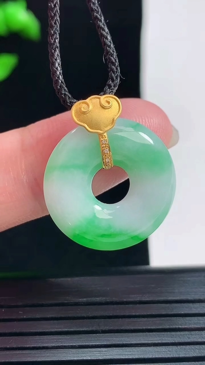 天然A货翡翠平安环吊坠，尺寸23.6-20-4重量:3.39g
5月30日