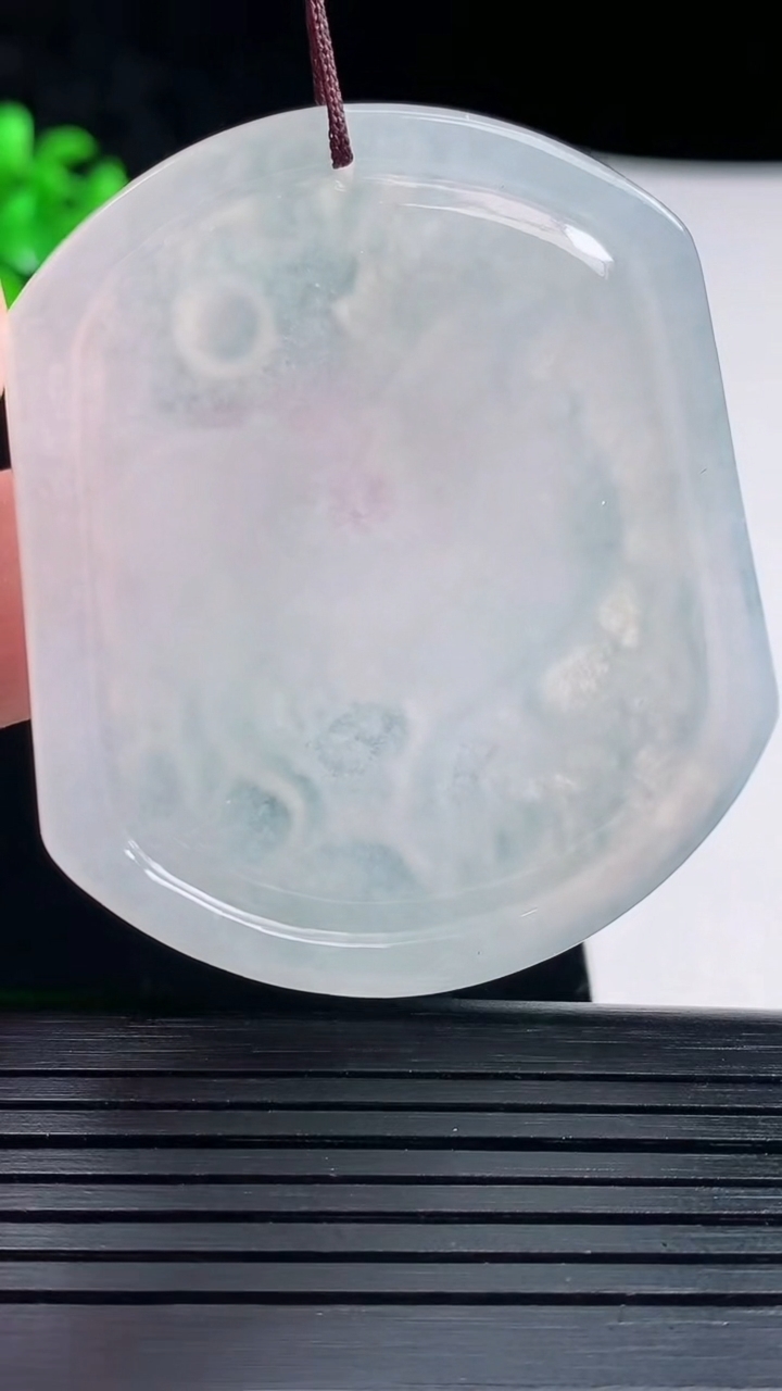 天然A货翡翠生肖鸡吊坠，尺寸51-44-4重量:21.67g
5月30日