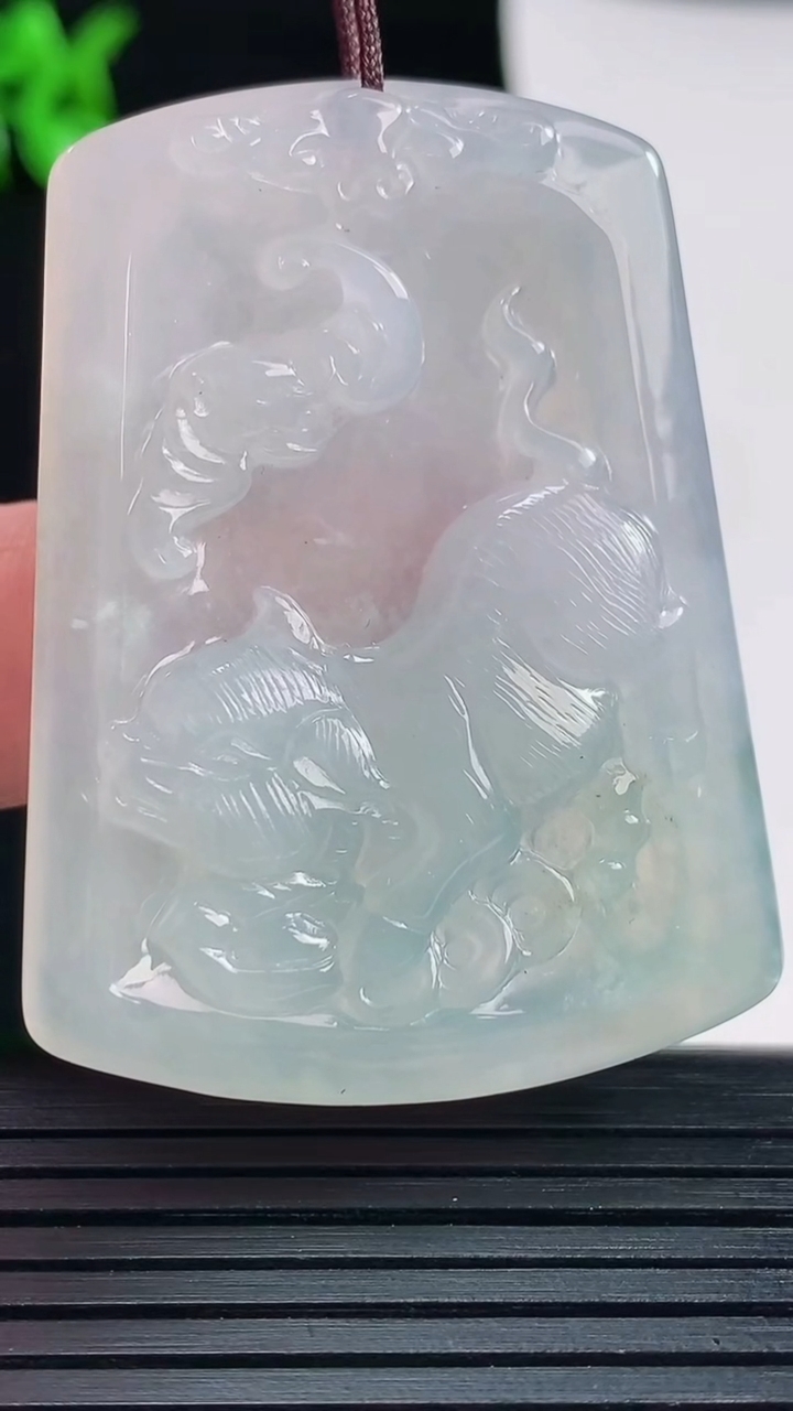 天然A货翡翠生肖猪吊坠，尺寸47-35-5.5重量:17.50g
5月30日