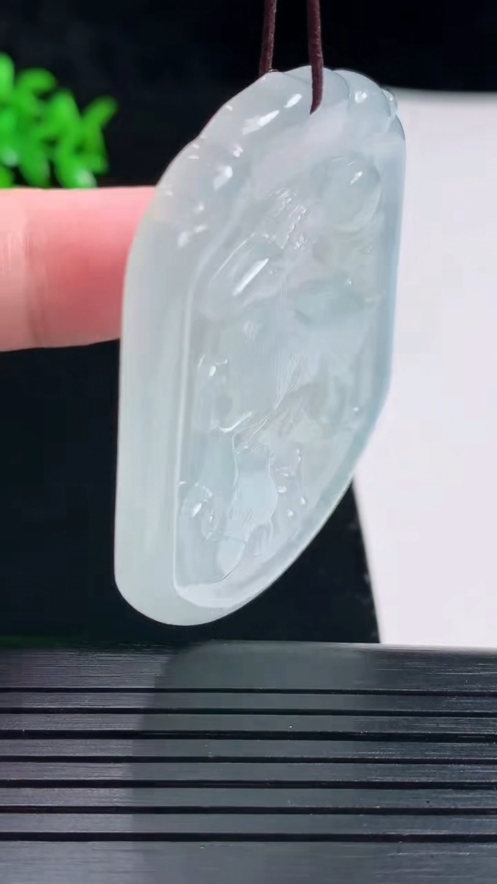 天然A货翡翠生肖羊吊坠，尺寸52.5-44.5-5.6重量:24.47g
5月30日