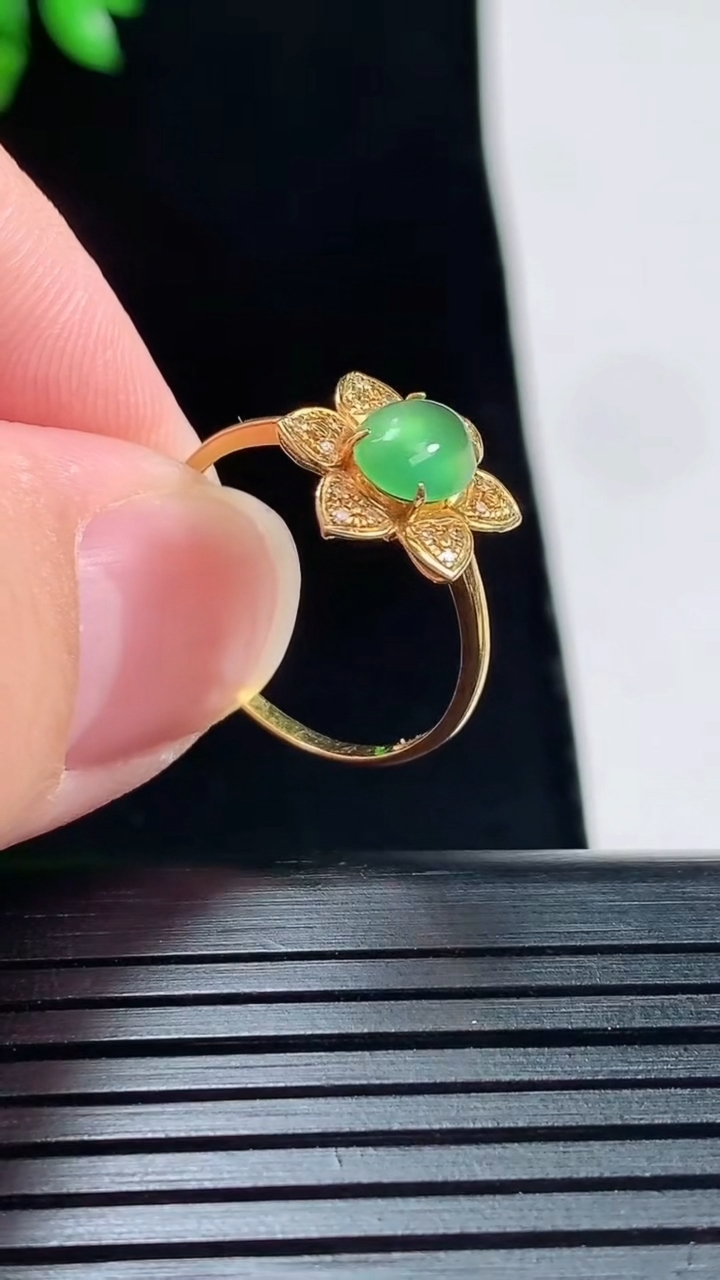 天然A货翡翠蛋面戒指，尺寸17.8-7-5-4.6重量:1.34g2026年5月30日
工厂直销收藏佳品,种好水足，色泽均匀，有种有色，上手高大气！