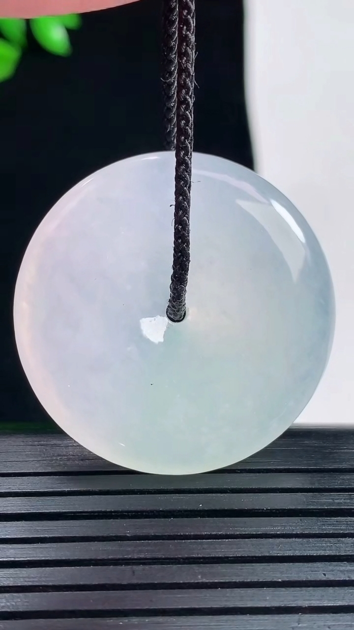 天然A货翡翠种春带彩 紫罗兰平安扣吊坠，尺寸32.6-5.8重量:13.68g
5月30日