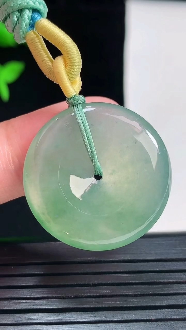 天然A货翡翠平安扣吊坠，尺寸27-5重量:10.11g
5月30日