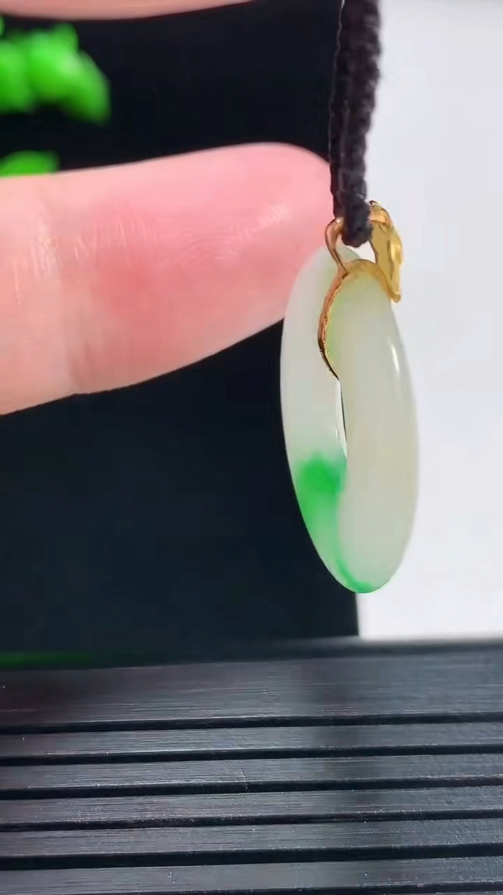 天然A货翡翠平安环吊坠，尺寸26-22.5-3.6重量:3.60g
5月30日