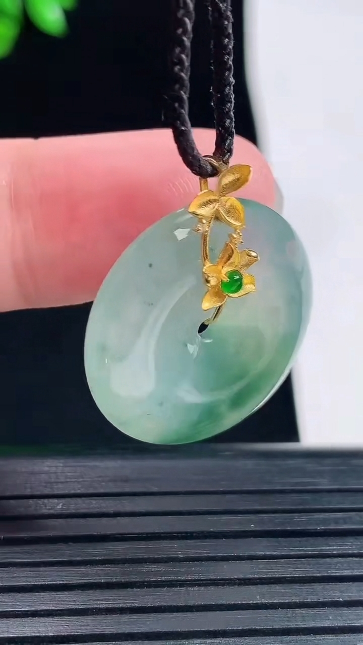 天然A货翡翠18k金飘花平安扣吊坠，尺寸28-24-5重量:6.19g
5月30日