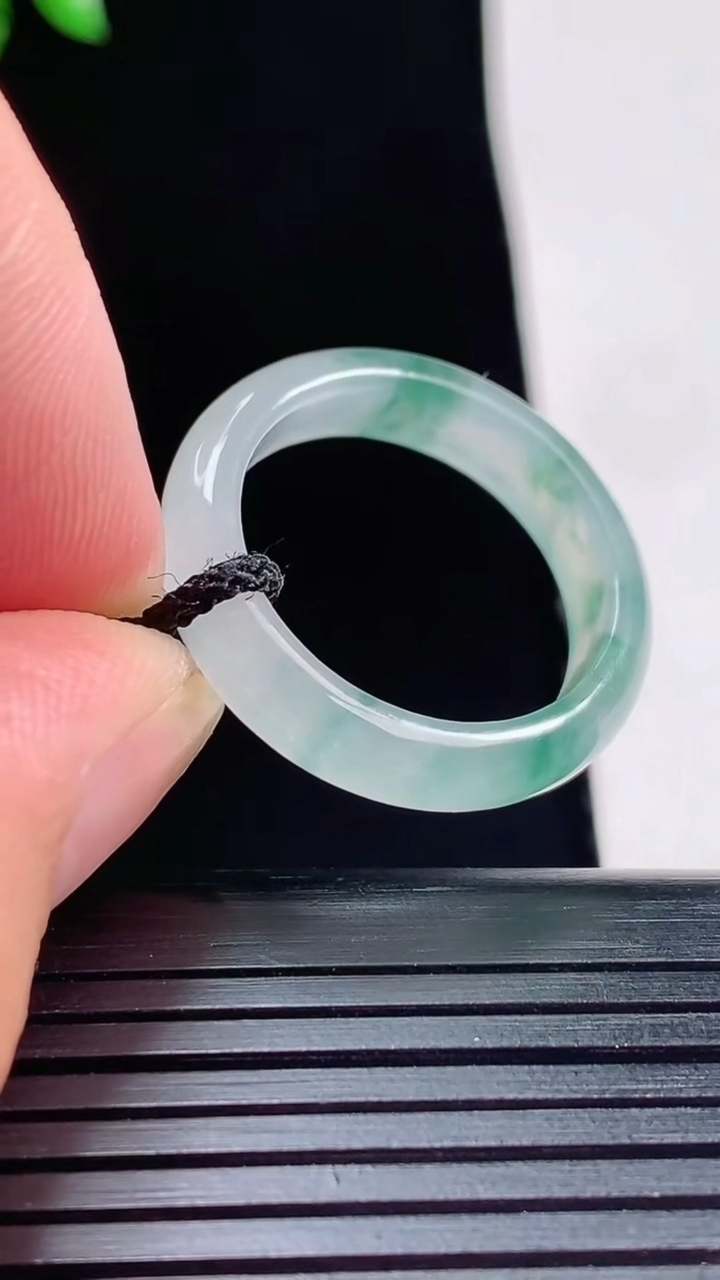 天然A货翡翠冰种飘花玉指环 戒指，尺寸19.5-5-3重量:3.18g2026年5月30日
工厂直销收藏佳品,种好水足，色泽均匀，有种有色，上手高大气！