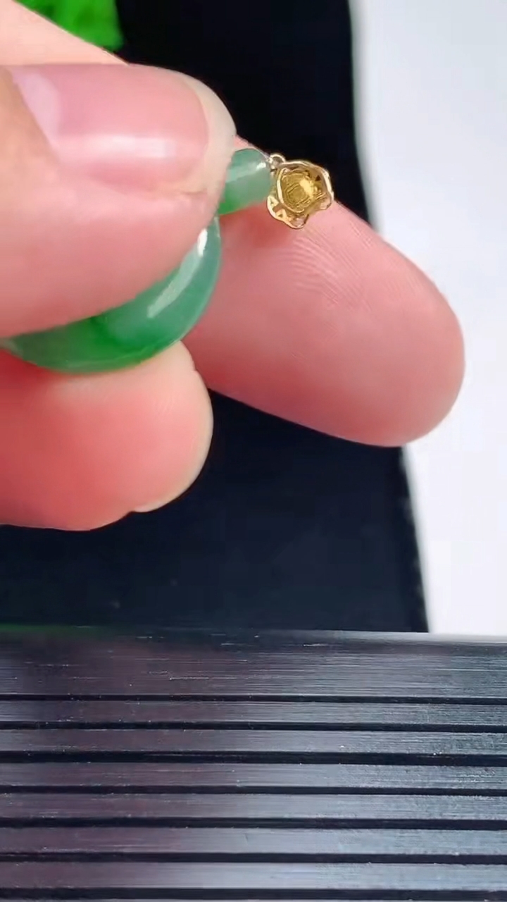 天然A货翡翠平安环吊坠，尺寸27-19-3.5重量:2.68g
5月30日