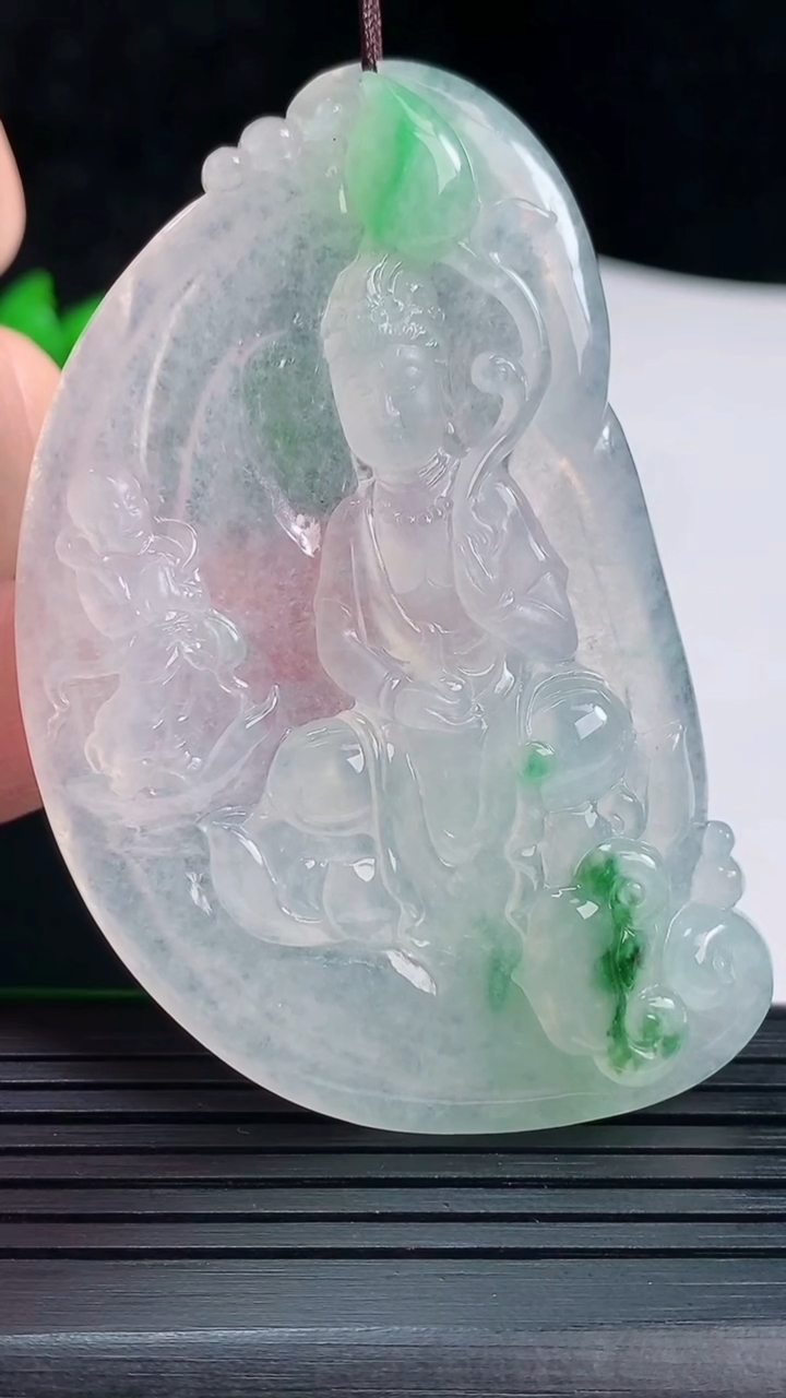 天然A货翡翠大势至菩萨吊坠，尺寸66-40.6-7重量:32.02g
5月31日