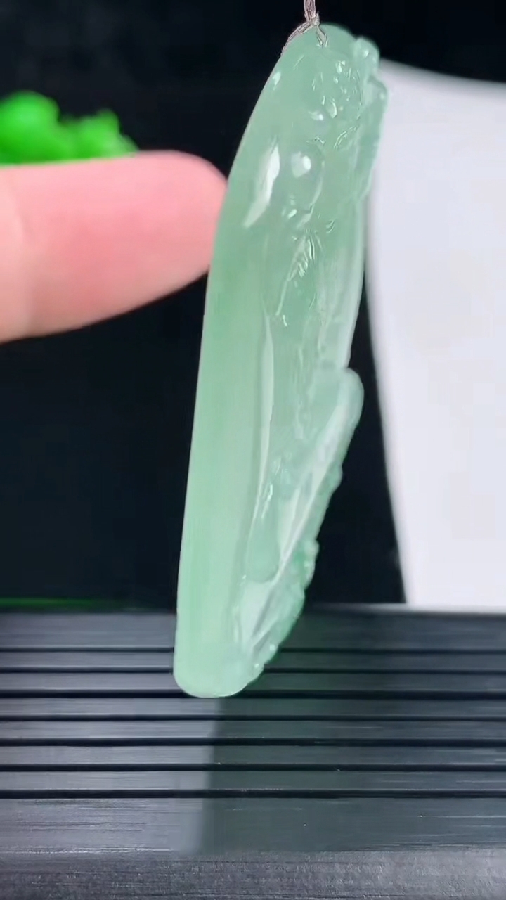 天然A货翡翠大势至菩萨吊坠，尺寸52-42-5重量:26.81g
5月31日