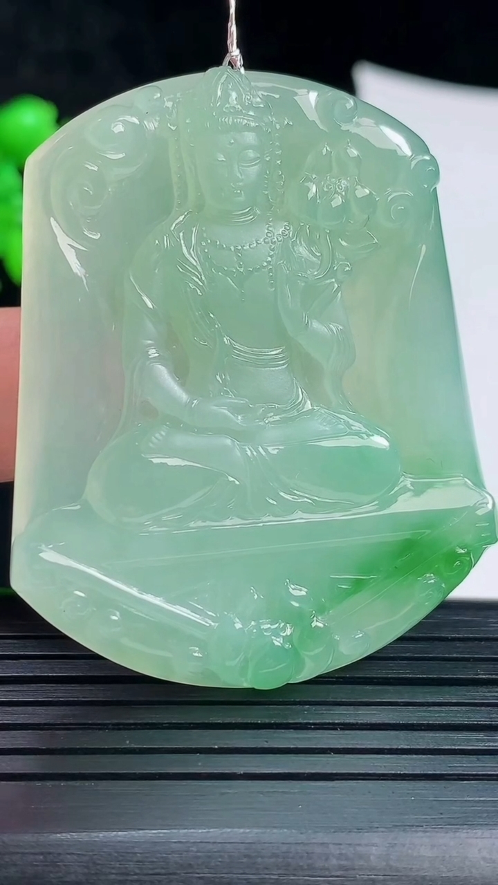 天然A货翡翠大势至菩萨吊坠，尺寸52-42-5重量:26.81g
5月31日
