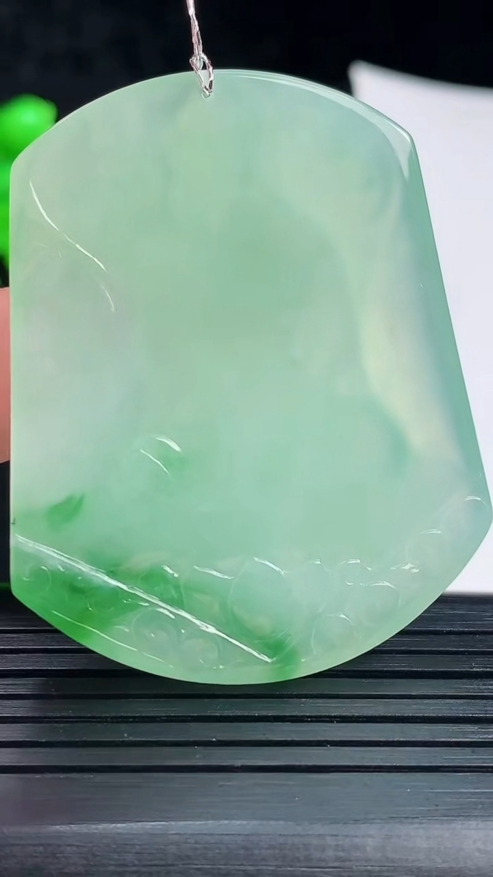 天然A货翡翠大势至菩萨吊坠，尺寸52-42-5重量:26.81g
5月31日