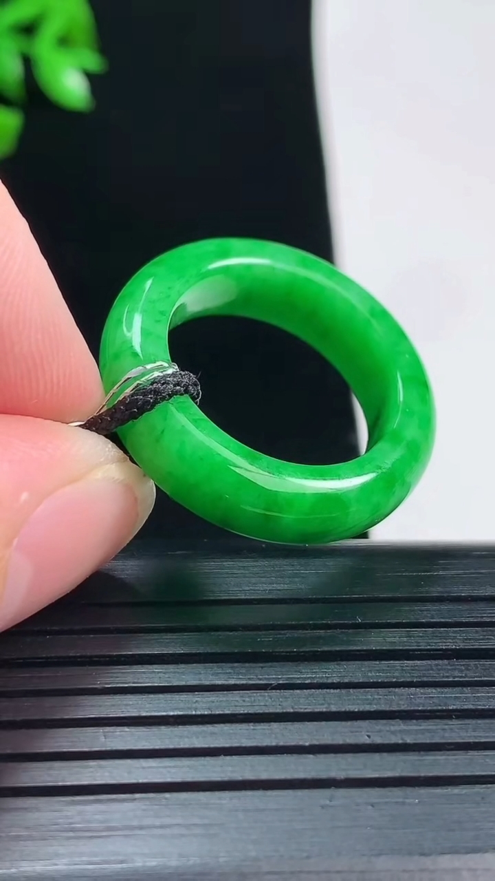 天然A货翡翠玉指环 戒指，尺寸18-6.2-4重量:5.37g2026年5月31日
工厂直销收藏佳品,种好水足，色泽均匀，有种有色，上手高大气！