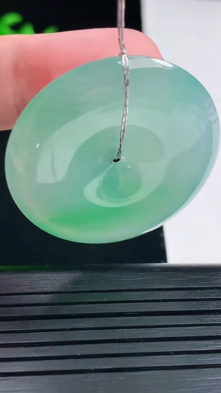 天然A货翡翠平安扣吊坠，尺寸37-5.8重量:16.76g
5月31日